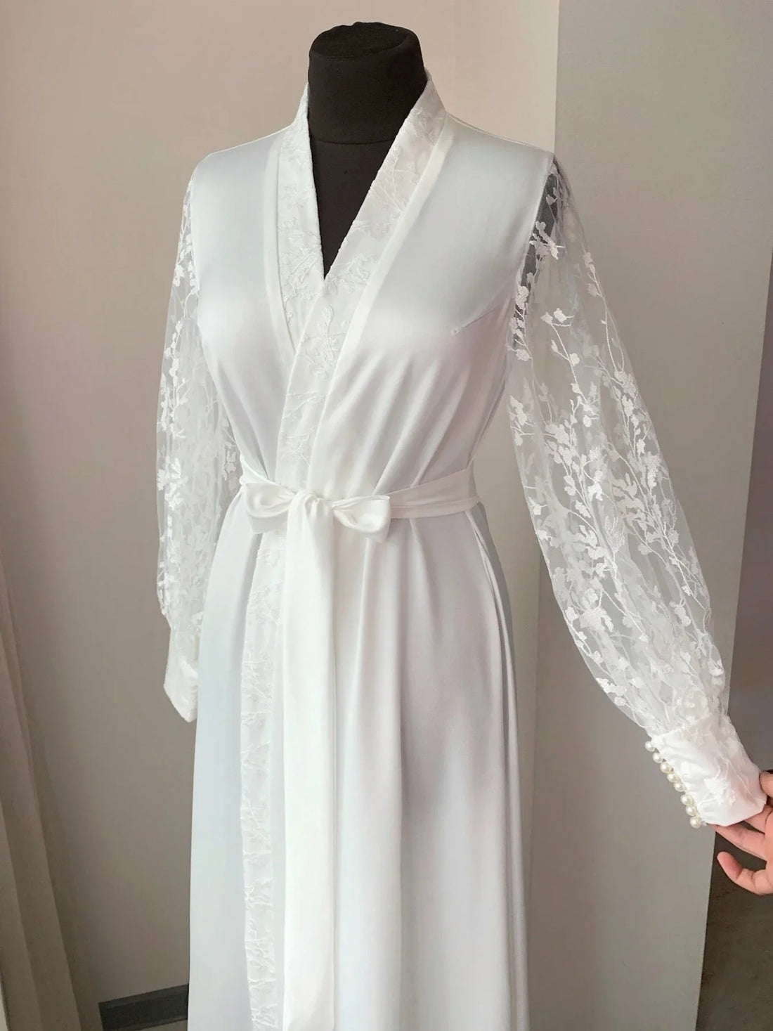 Belle Bonjour lace pearl-cuff robe in ivory