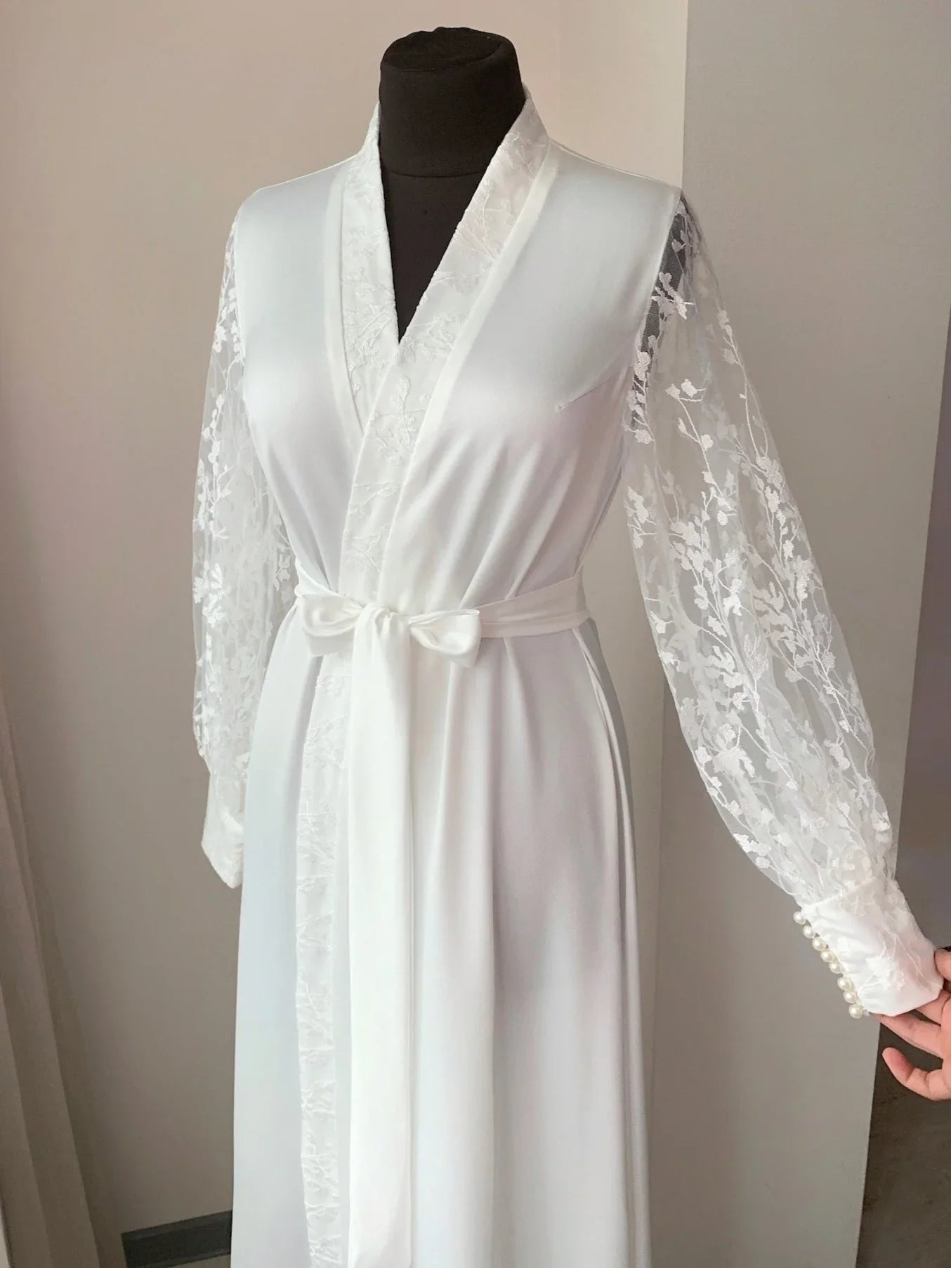 Belle Bonjour lace pearl-cuff robe in ivory