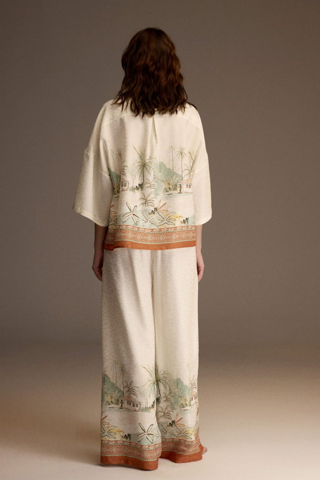 Close view of the palm-print jacquard border on the BM-1931 pajama shirt — Belle Bonjour
