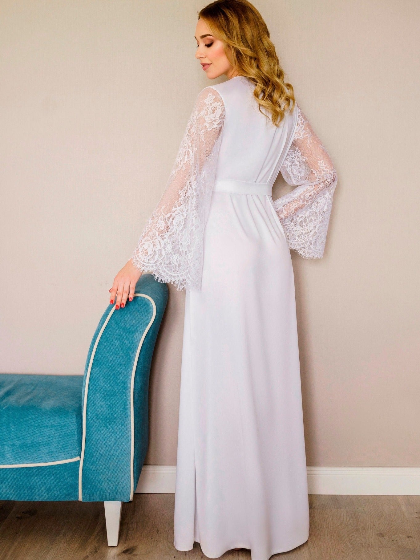 Ivory lace maxi robe detail